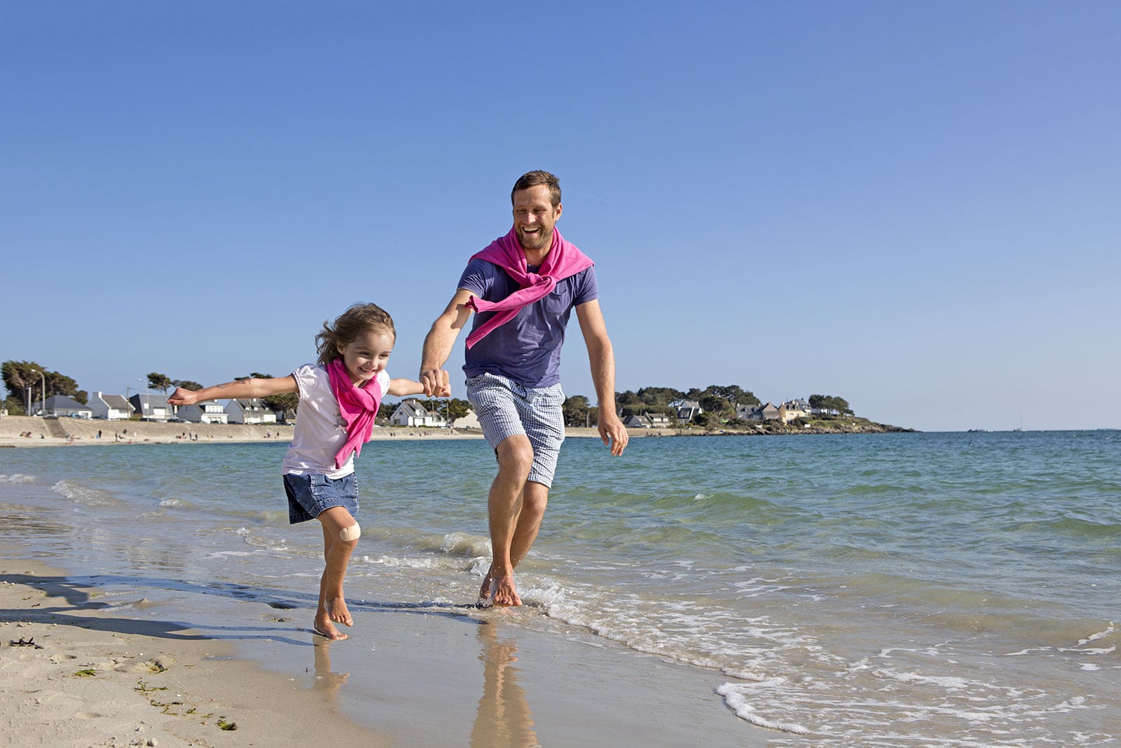 Père et fille sur la plage à Carnac