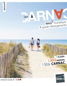 Couverture magazine touristique et guide hébergements office de tourisme de Carnac 2024