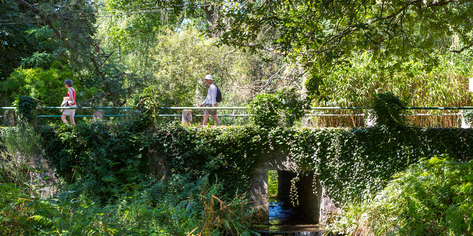 Couple sur le circuit du Tro Vraz à Carnac, ruisseau le Gouyanzeur