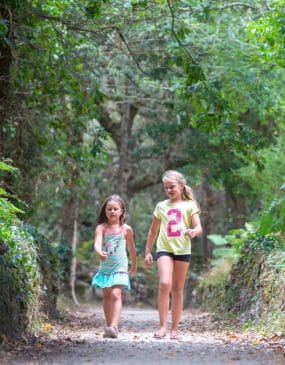 Enfants en balade sur le circuit des marais à Carnac